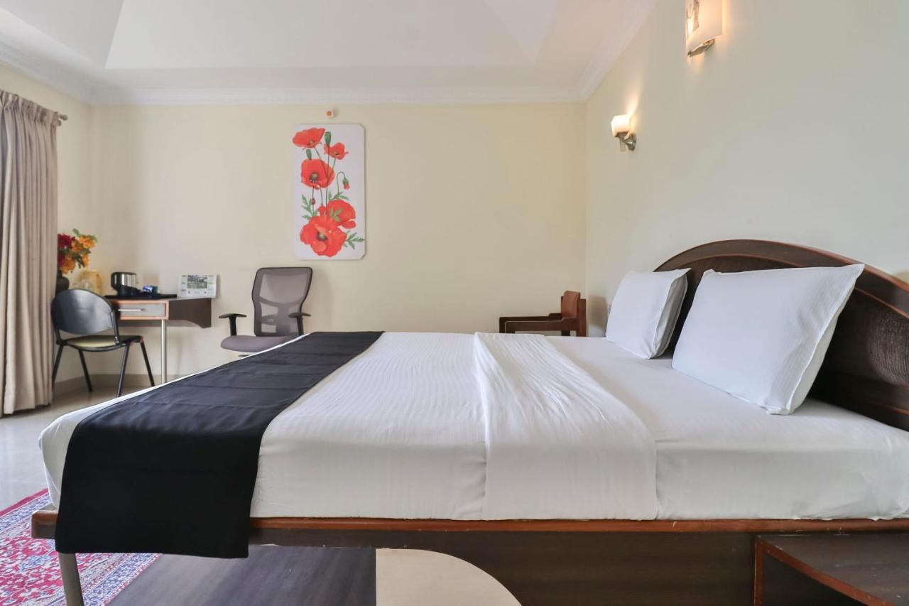 Palette - Holiday Palms Hotel Бангалор Екстериор снимка