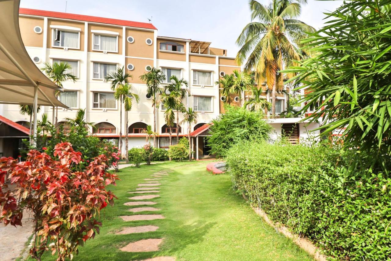 Palette - Holiday Palms Hotel Бангалор Екстериор снимка