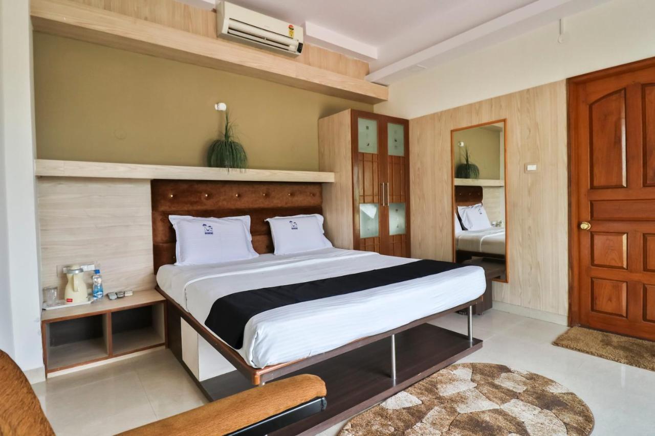 Palette - Holiday Palms Hotel Бангалор Екстериор снимка
